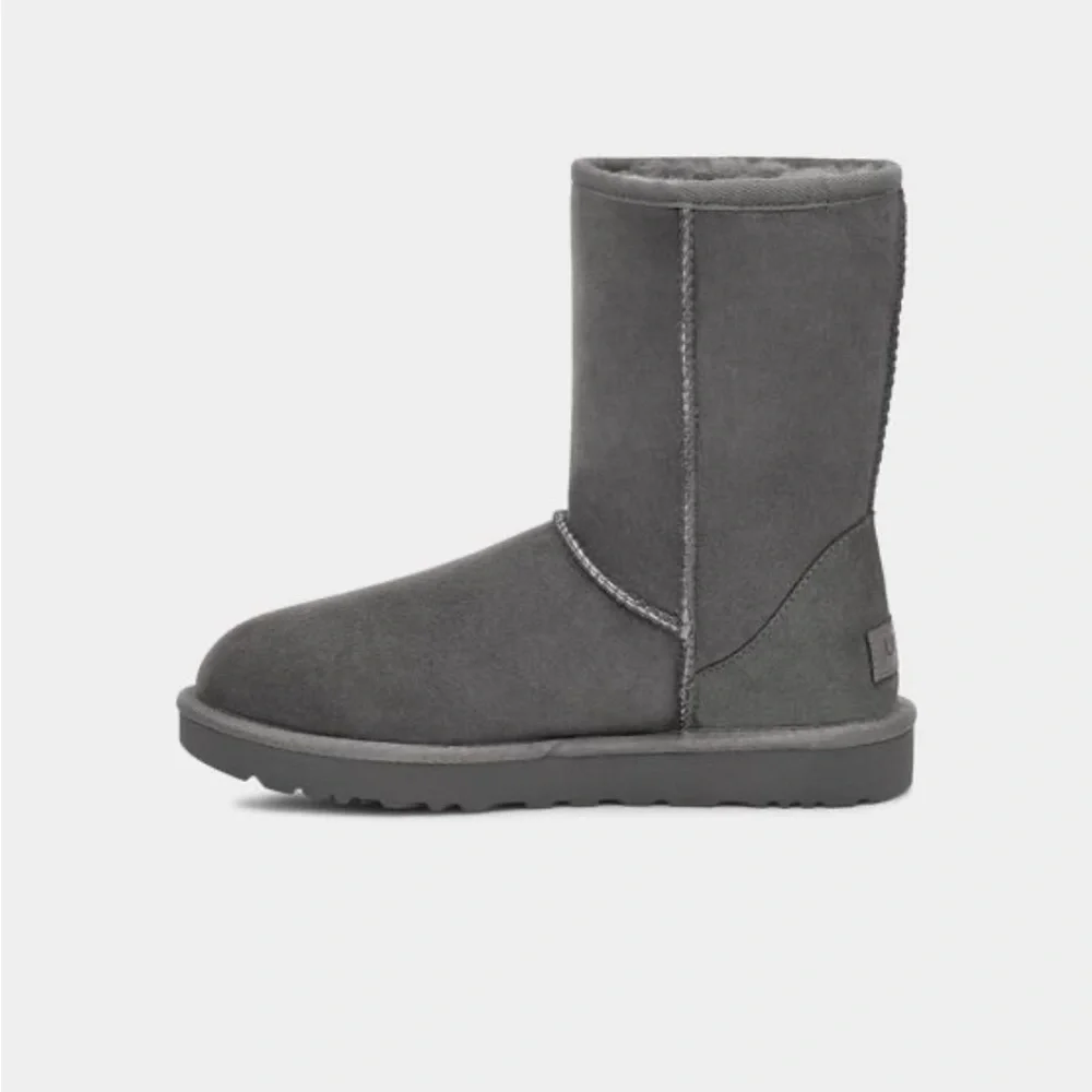Ugg Classic Short II in gray - Picture 2 of 16